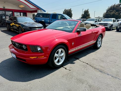 Used 2008 Ford Mustang Convertible RWD image 9