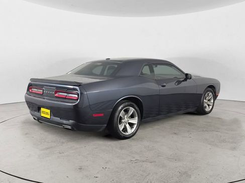 Used 2017 Dodge Challenger SXT image 5