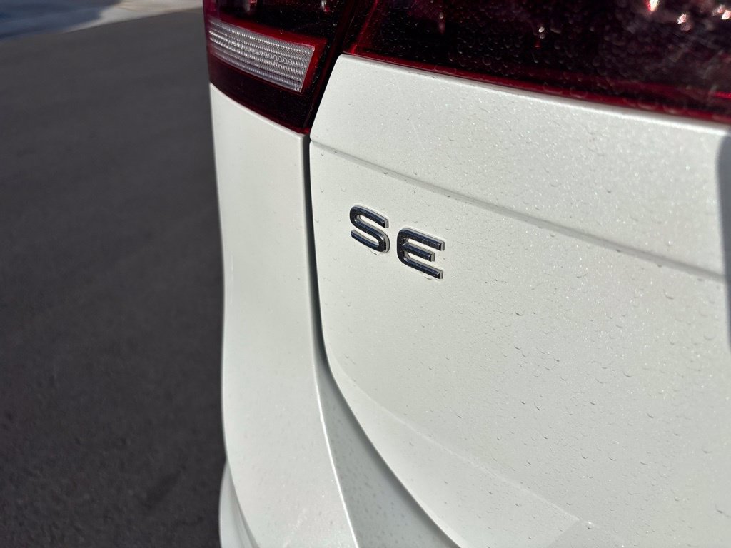 Used 2024 Volkswagen Tiguan SE R-Line AWD/4WD image 5