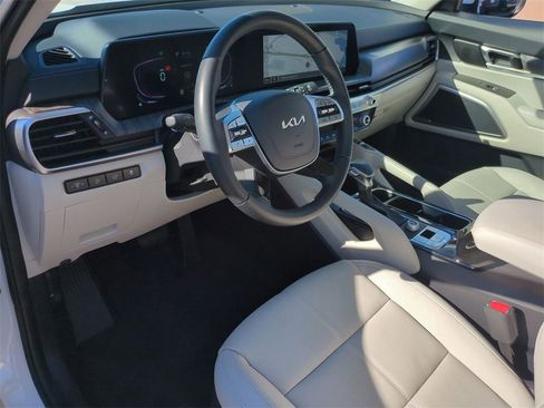 Certified 2025 Kia Telluride EX w/ EX Captain's Chair Package image 9