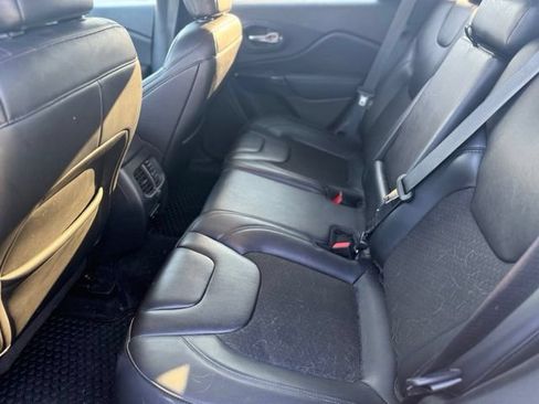 Used 2019 Jeep Cherokee Latitude Plus AWD/4WD image 14
