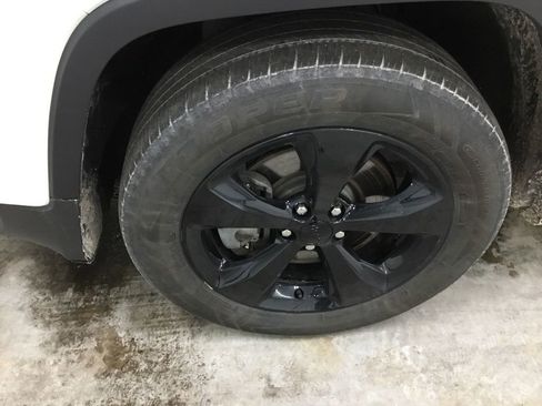 Used 2018 Jeep Cherokee Limited w/ High Altitude Package image 5