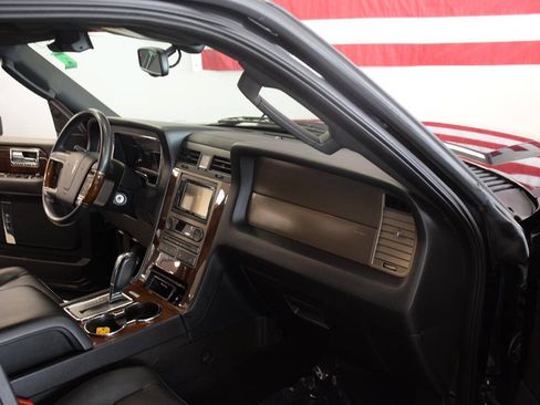 Used 2014 Lincoln Navigator 2WD image 18