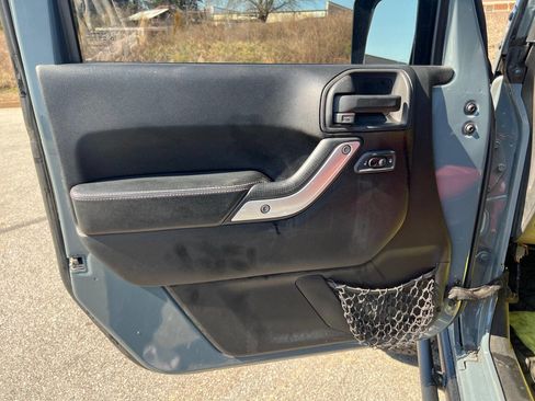 Used 2013 Jeep Wrangler Rubicon AWD/4WD image 7