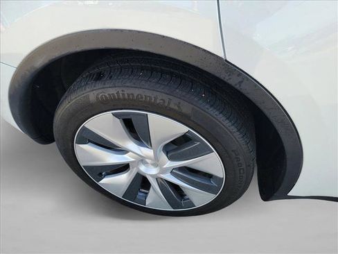 Used 2022 Tesla Model Y Long Range image 11