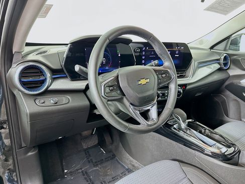 Used 2025 Chevrolet Trax LT w/ LT Convenience Package FWD image 11