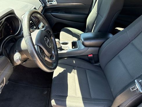 Used 2018 Jeep Grand Cherokee Laredo image 15