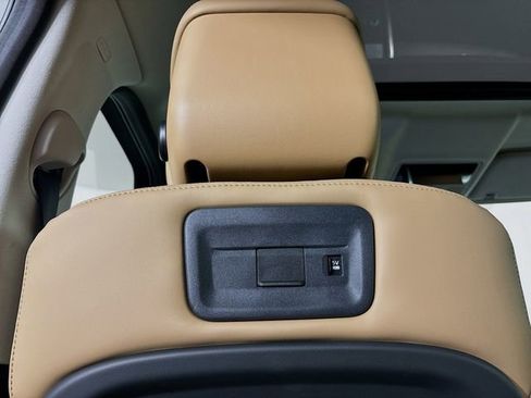 Used 2025 Land Rover Discovery Metropolitan Edition image 26