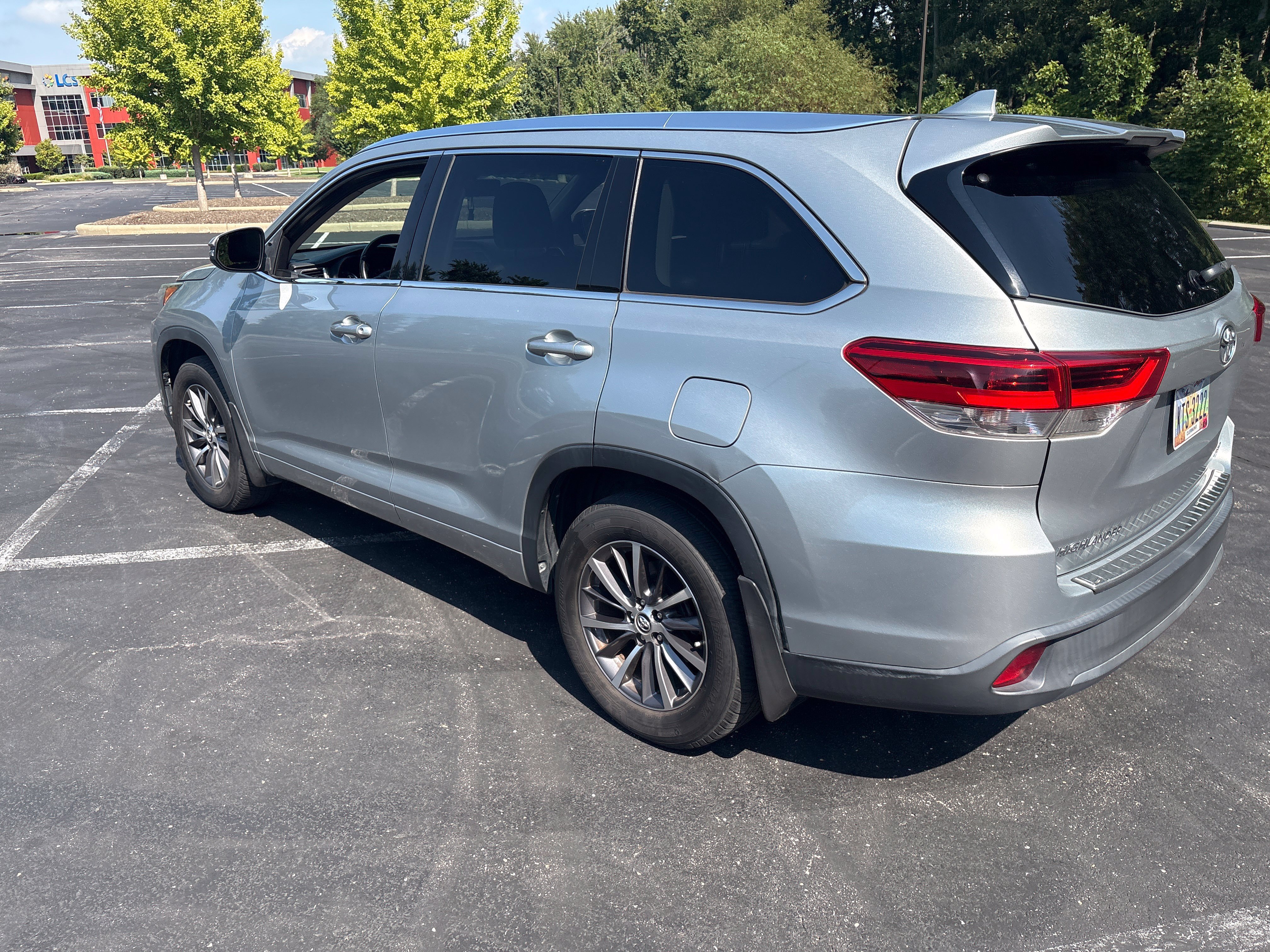 Used 2017 Toyota Highlander XLE AWD/4WD image 9