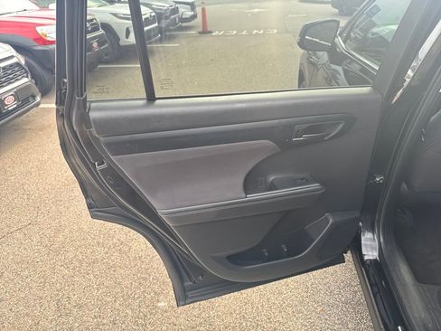 Used 2024 Toyota Highlander LE image 37