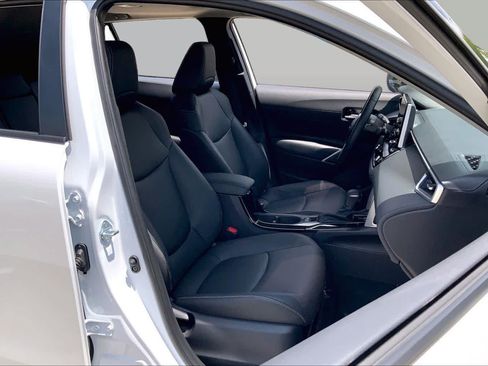 Used 2025 Toyota Corolla Cross XLE w/ Convenience Package FWD image 9