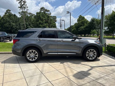 Used 2025 Ford Explorer Platinum RWD image 4