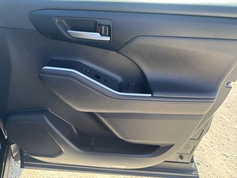 Used 2024 Toyota Highlander XLE image 27