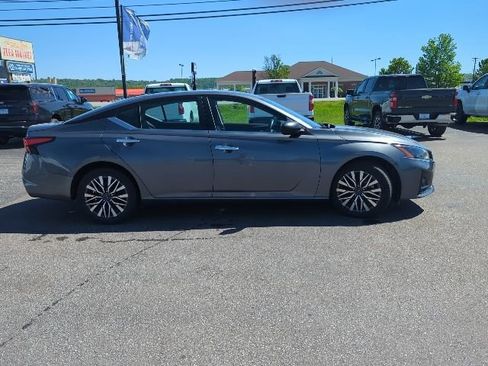 Used 2024 Nissan Altima 2.5 SV FWD image 10