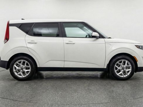 Used 2025 Kia Soul LX w/ LX Technology Package FWD image 11