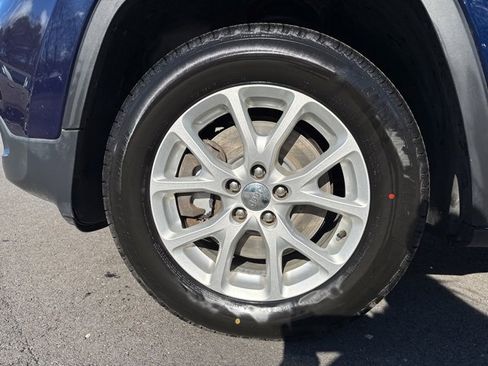 Used 2016 Jeep Cherokee Latitude w/ Cold Weather Group image 9