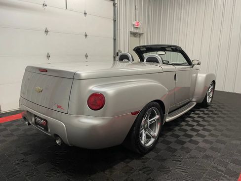 Used 2005 Chevrolet SSR w/ Preferred Equipment Group RWD image 3