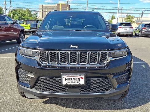 Used 2024 Jeep Grand Cherokee Laredo X AWD/4WD image 35