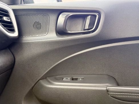 Used 2023 Hyundai Venue Limited image 25