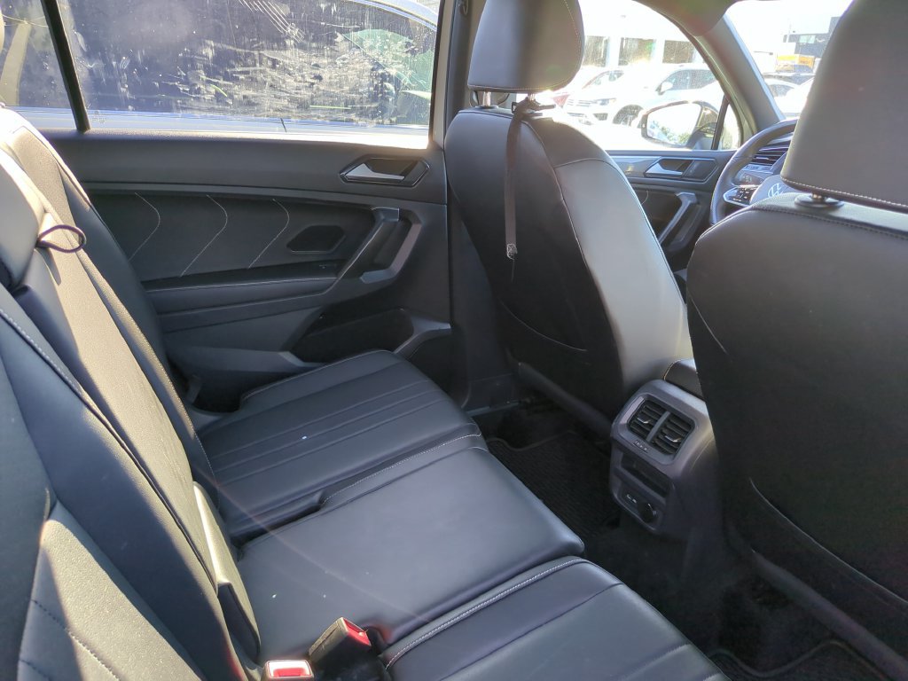 Used 2023 Volkswagen Tiguan SE R-Line FWD image 8