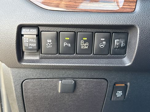 Used 2015 Toyota Sienna Limited Premium FWD image 27