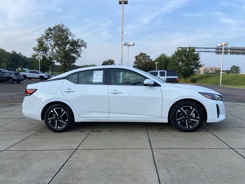 Used 2025 Nissan Sentra SV FWD image 17