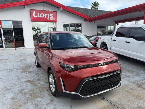 Used 2024 Kia Soul LX w/ Option Group 015 FWD image 2