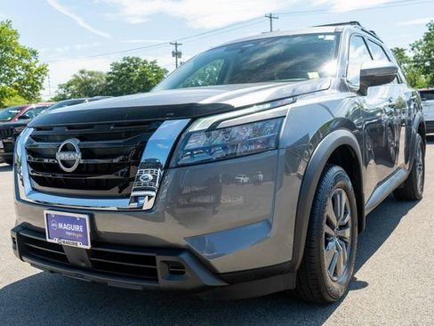 Used 2025 Nissan Pathfinder SV AWD/4WD image 2