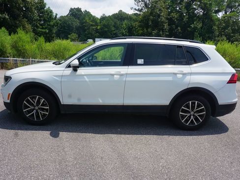 Used 2018 Volkswagen Tiguan SE w/ Panoramic Sunroof Package FWD image 18