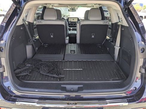Used 2023 Toyota Highlander Platinum FWD image 13