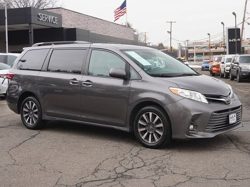 Used 2018 Toyota Sienna XLE w/ XLE Navigation Package image 64