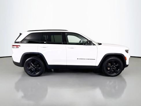 Used 2023 Jeep Grand Cherokee Altitude AWD/4WD image 8
