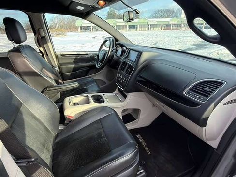 Used 2017 Dodge Grand Caravan SXT image 32
