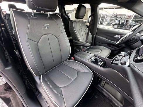 New 2026 Chrysler Pacifica Limited w/ S Appearance Package image 36