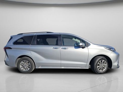 Used 2024 Toyota Sienna XLE image 26
