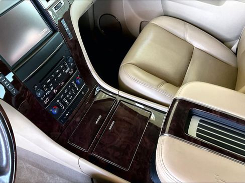Used 2013 Cadillac Escalade Luxury RWD image 16