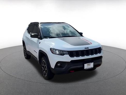 Used 2025 Jeep Compass Trailhawk AWD/4WD image 3