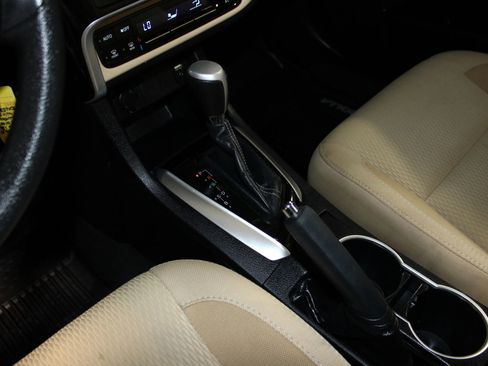 Used 2018 Toyota Corolla LE FWD image 17