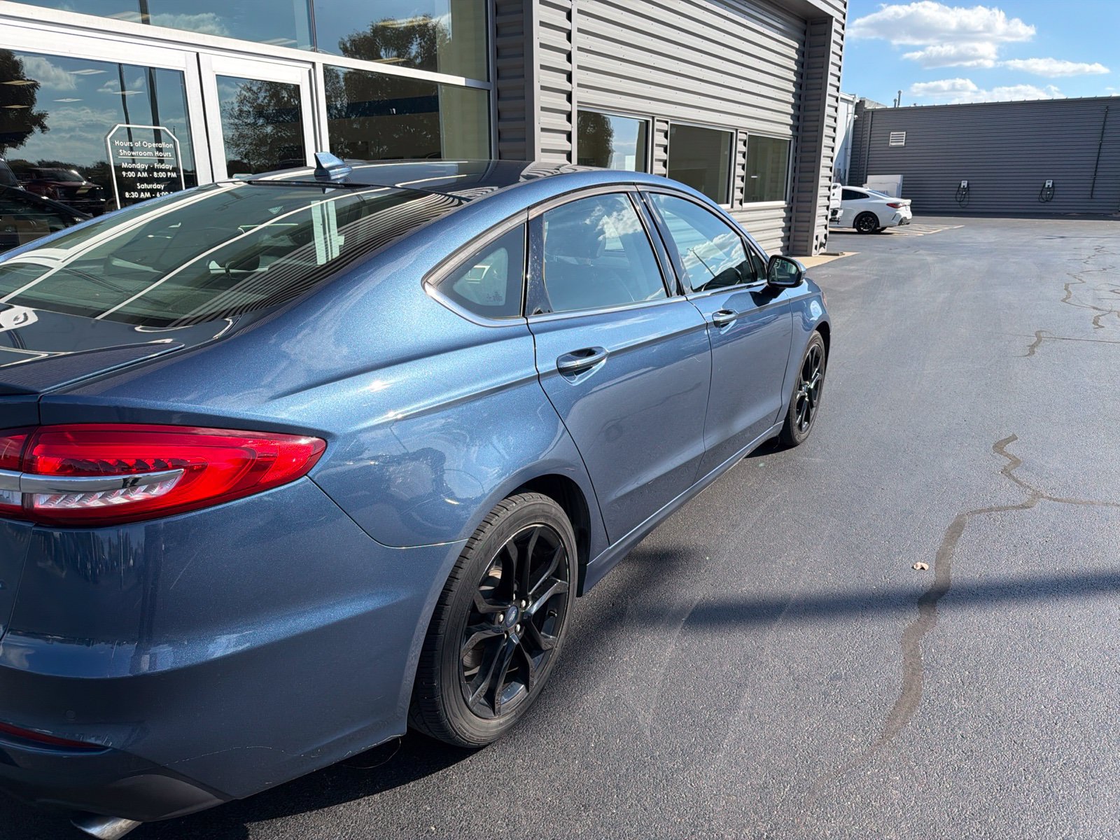 Used 2019 Ford Fusion SE w/ Equipment Group 151A FWD image 2
