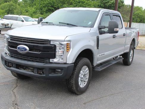 Used 2019 Ford F250 XLT AWD/4WD image 2