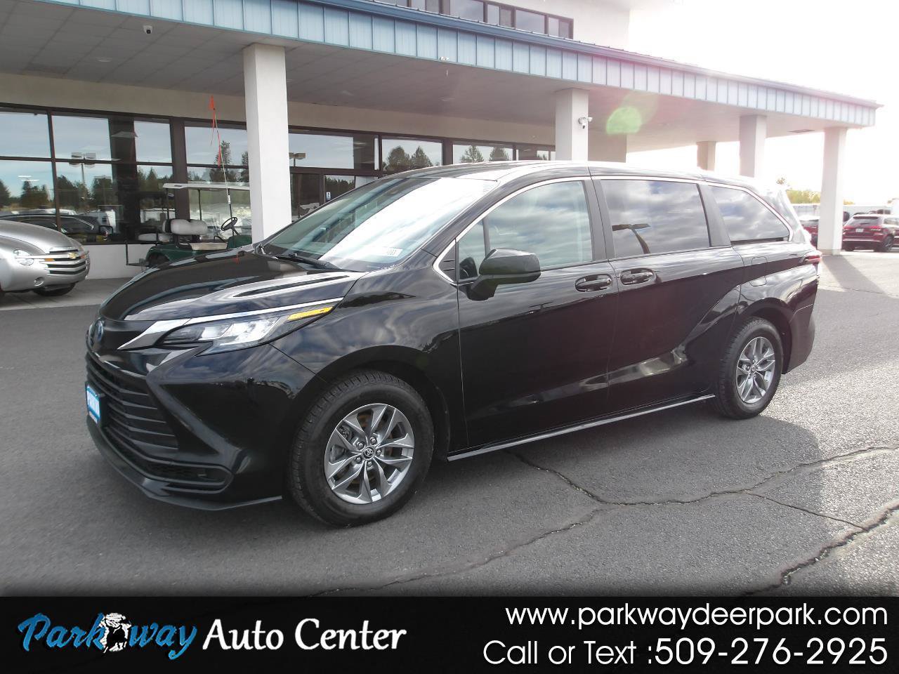 Used 2023 Toyota Sienna LE AWD/4WD image 1