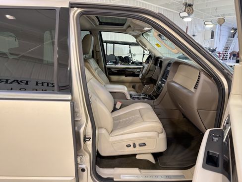 Used 2017 Lincoln Navigator Select RWD image 30