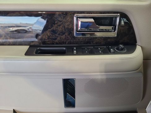 Used 2016 Lincoln Navigator Select RWD image 10