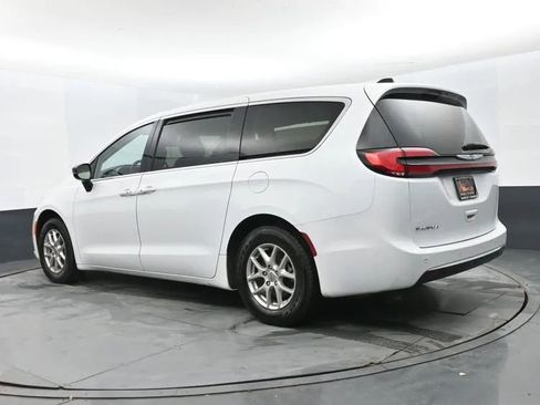 Used 2024 Chrysler Pacifica Touring-L image 9