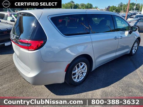 Used 2024 Chrysler Pacifica Touring-L image 8