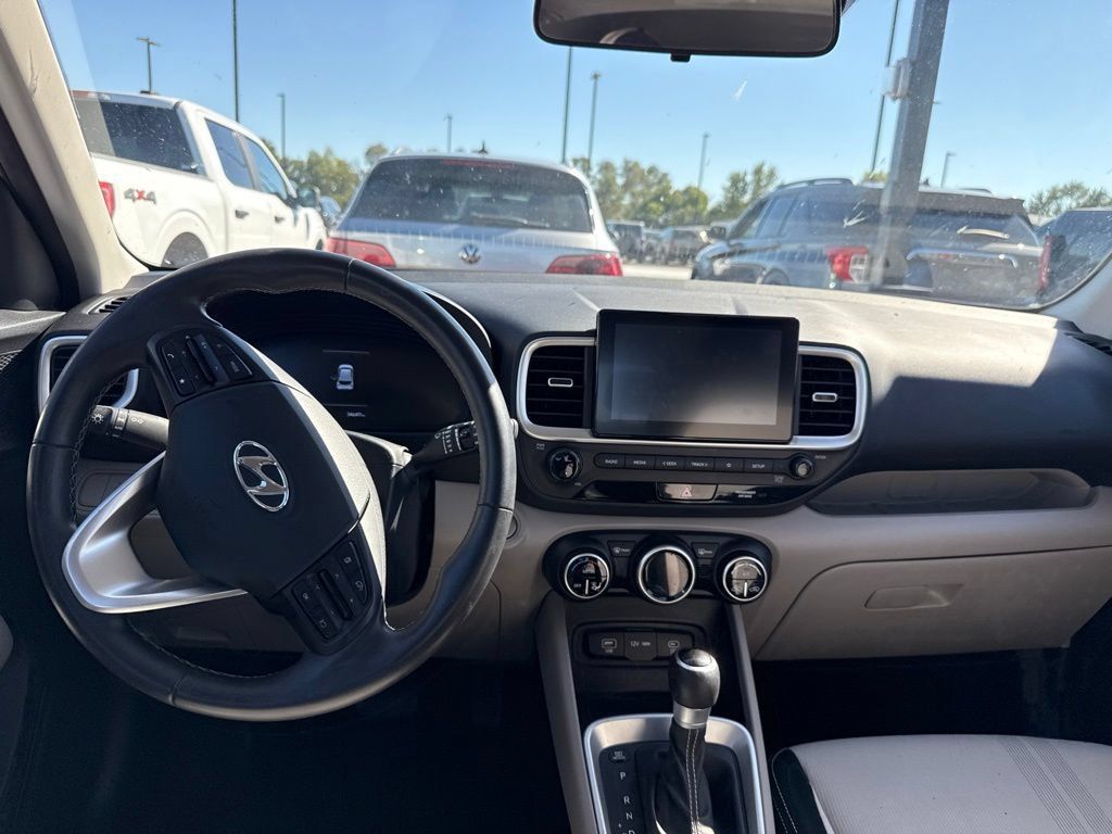 Used 2025 Hyundai Venue SEL FWD image 9