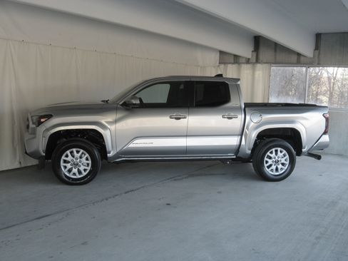 New 2025 Toyota Tacoma SR5 image 4