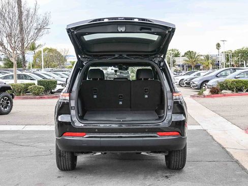 New 2025 Jeep Grand Cherokee Altitude image 8