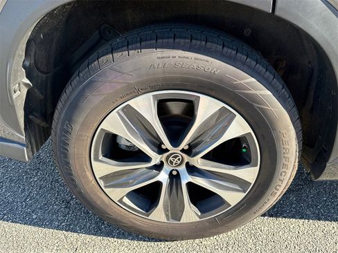Certified 2022 Toyota Highlander XLE image 17