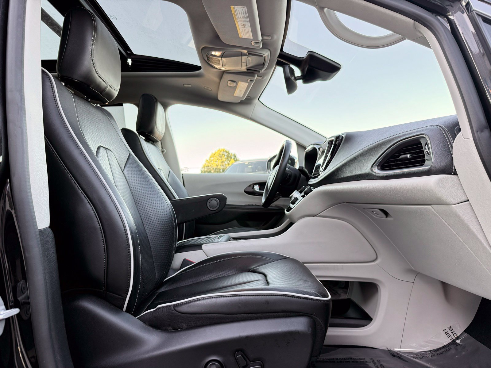 Used 2022 Chrysler Pacifica Limited FWD image 30